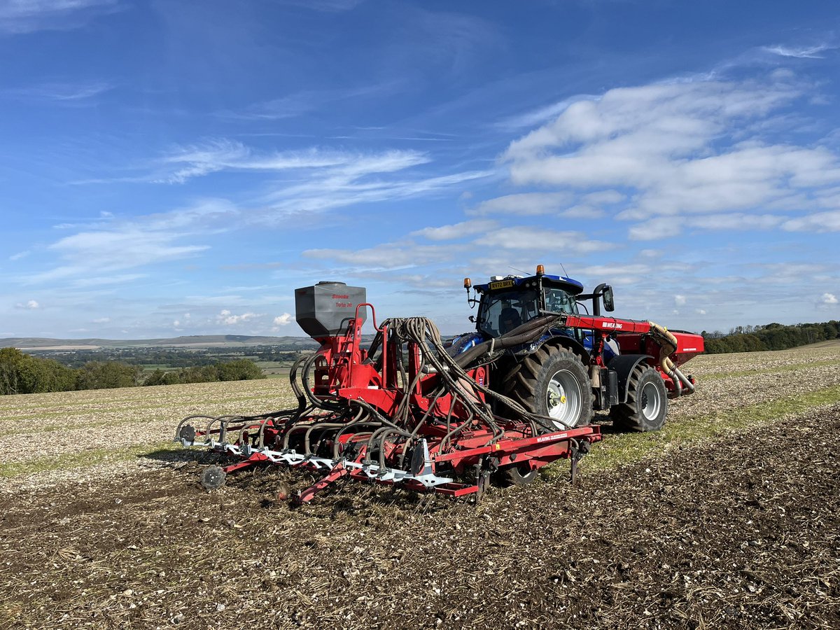 Finally some good drilling conditions……not sure how long for though 😡 <a href="/wessexagronomy/">Dan Dines</a> <a href="/Weaving_Mach/">Weaving</a> @NHAG_UKandROI