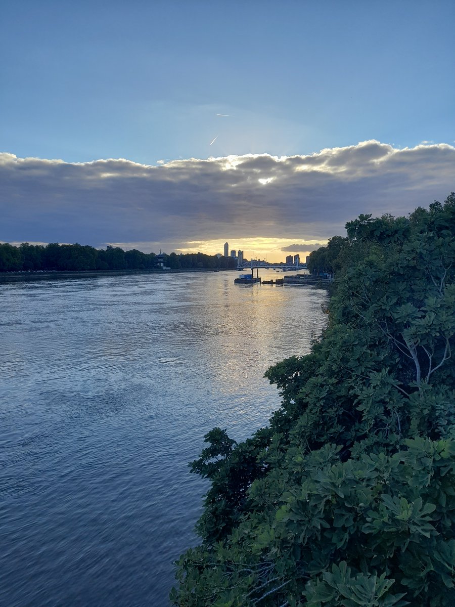 LadyDolby's tweet photo. A lovely pic of the Thames last night - I still feel lucky to live in London, even though I have to take a deep steadying breath before buying a coffee. https://t.co/5jTsjv27Xy