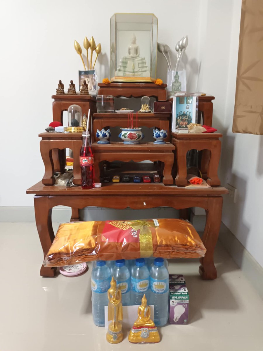 CharStan95's tweet photo. ทำสังฆทานกันครับ

ข้อดี
ถวายสังฆทานมีผลดีอย่างไร
พุทธศาสนิกชนคนไทยเชื่อว่า การถวายสังฆทาน ถือการทำบุญใหญ่ หากทำด้วยใจที่บริสุทธิ์จะเป็นบุญมหาศาล ช่วยเสริมสิริมงคลให้กับชีวิต สั่งสมบุญมหาศาล ซึ่งหากถวายสังฆทานกับผู้ล่วงลับ ก็จะเป็นการอุทิศส่วนกุศลให้กับบรรพบุรุษของตนเองได้เช่นกัน https://t.co/ohNdYRCeo5