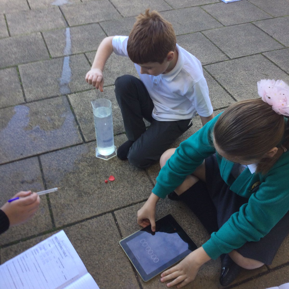 Lakeside_school's tweet image. Y5SW are learning about water resistance. What shape does plastercine need to be in to glide through the water the quickest? #practicalscience @scienceinaction