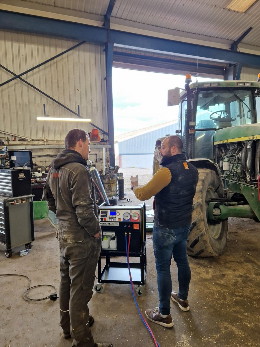 APAIRLtd's tweet image. 🤩Honiton bound, Mike &amp;amp; Aiden headed off early to Barnes #Contracting loaded with every technician’s #aircon dream!
✅ #Oksys #Agrilite 302
✅ Agrilite stand
✅ Professional #chargingstation package
🙏 Many thanks for the business
#acservice #agriculturalmachinery #tractor #R134a