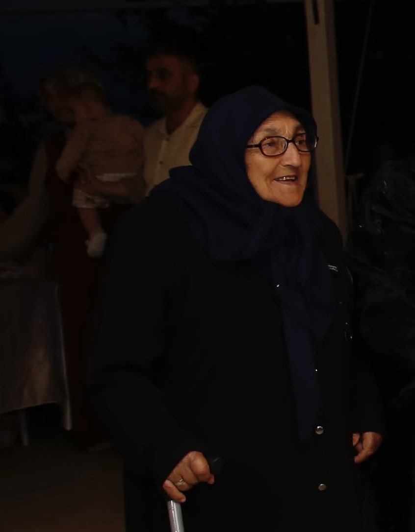 Tek canın sağolsaydı, yel esse kokun gelirdi. Mekanın cennet olsun gül kokulum, anneannem.