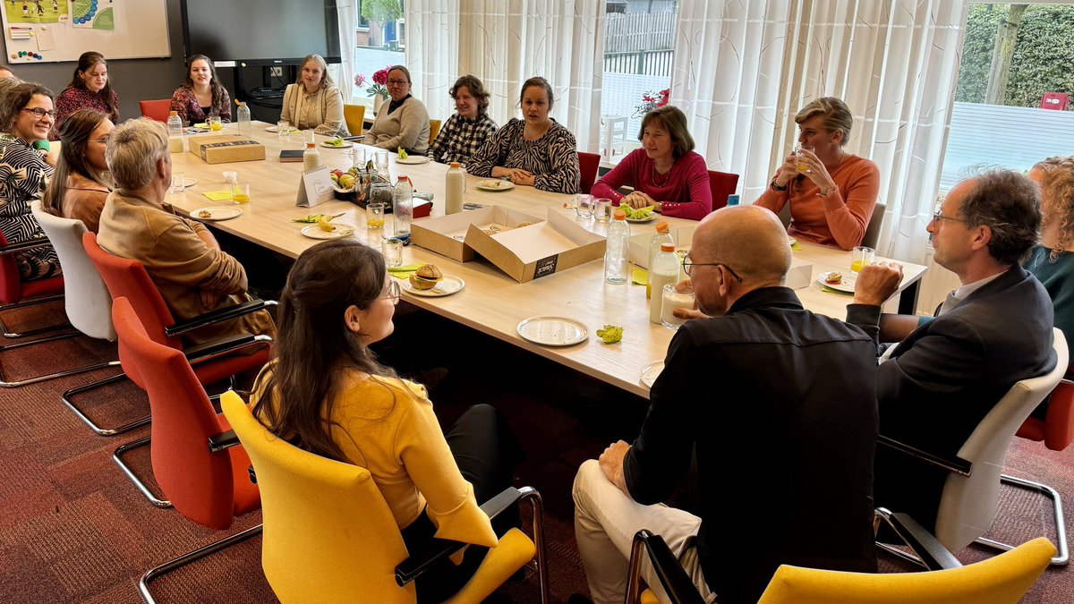 Morgen, zaterdag 5 oktober, is de Dag van de Leraar. Ter ere van deze dag trakteerde ISO Groep de leraren van de Johannes Calvijnschool in Leerdam. 

🙏🏻 Vandaag zeggen we daarom: 'hartelijk bedankt lieve juffen en meesters!'.

#dagvanleraar #onderwijs #isogroep