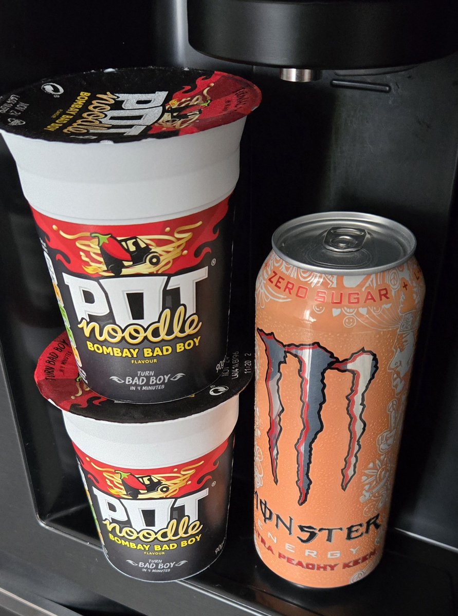 Was at the check out at the shop getting the ComicCon essentials ✨️

The guy infront of me had exactly the same &amp; just points at it all &amp; my DnD Tee &amp; asked 

"ComicCon or Exusted?" 

"Both" 

"HA Same" 

&amp; then we both zoned out again 

I love nerds with my entire being