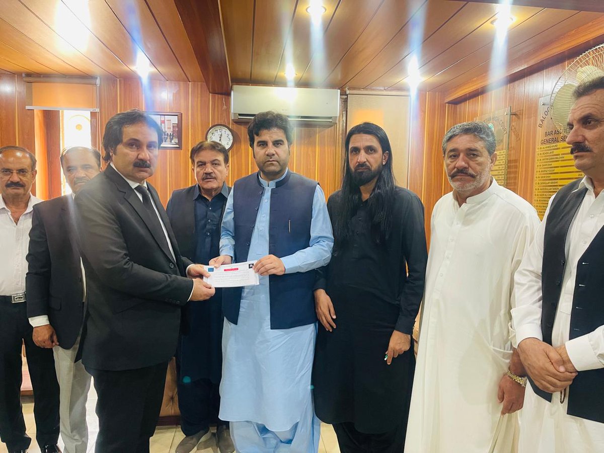 NoorBachaa's tweet photo. د یوولسم اکتوبر پښتون قامي عدالت/ جرګه بلنو په لړ کي د بلوچستان هائ کورټ بار مشر محترم افضل حريفال صاحب جوډېشل کمیشن ممبر ایوب ترین او د هاي کورټ ښاغلو وکيلانو ته د یوولسم اکتوبر پښتون قامي جرګي بلنه ورکړل سوه https://t.co/4dyEOnuDUZ