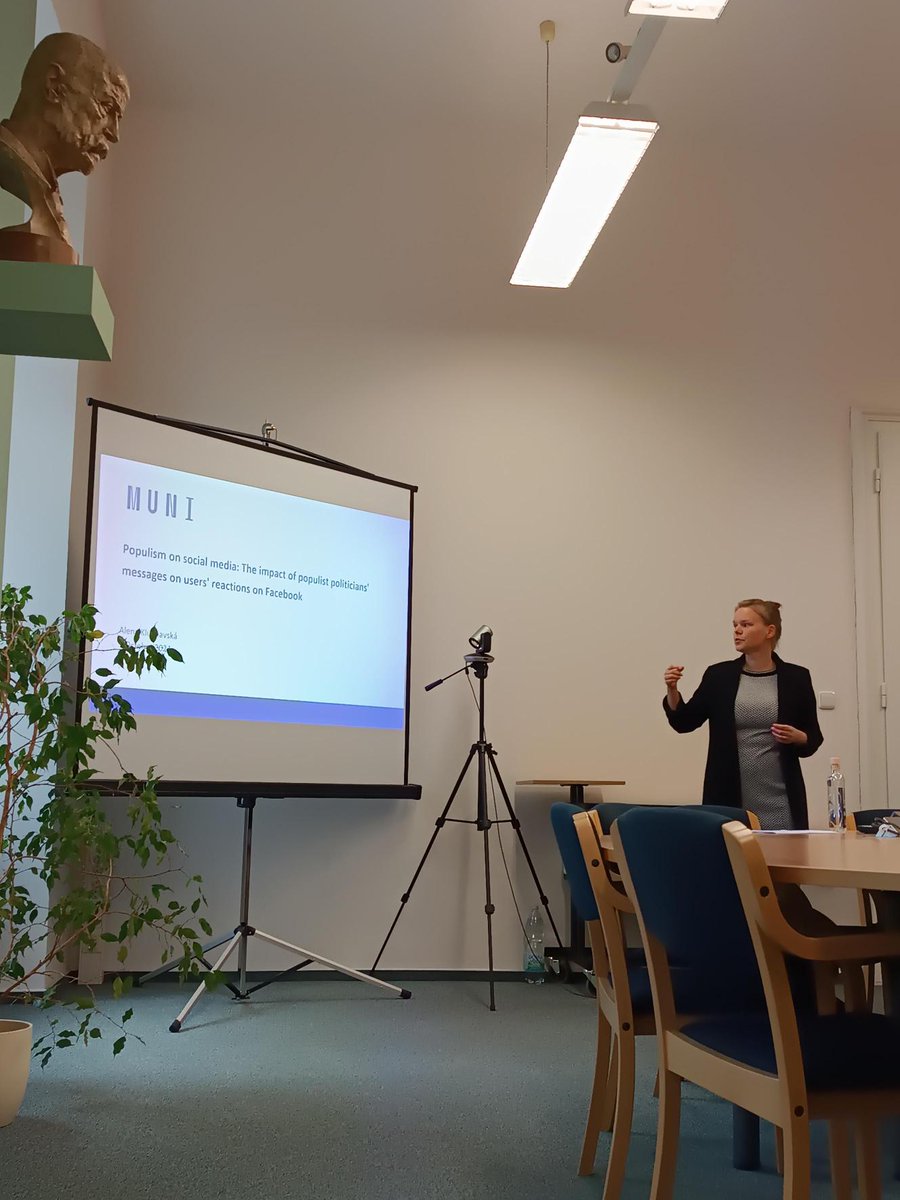 kmsz_muni's tweet photo. Včera měla dr. Alena Kluknavská přednášku k habilitačnímu řízení. 🎓

▶️Téma přednášky bylo: Populism on social media: The impact of populist politicians' messages on users' reactions on Facebook https://t.co/l1FrrpTKNM