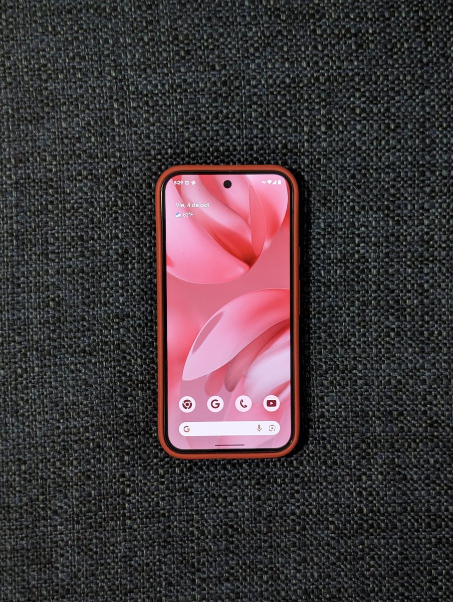 GreenShades9's tweet photo. The #GooglePixel 9a's Raspberry wallpaper and #Bellroy's Ruby Red leather case are a great match. 

#TeamPixel #PixelSuperfans #Pixel9ProXL https://t.co/rLnyi67t5A