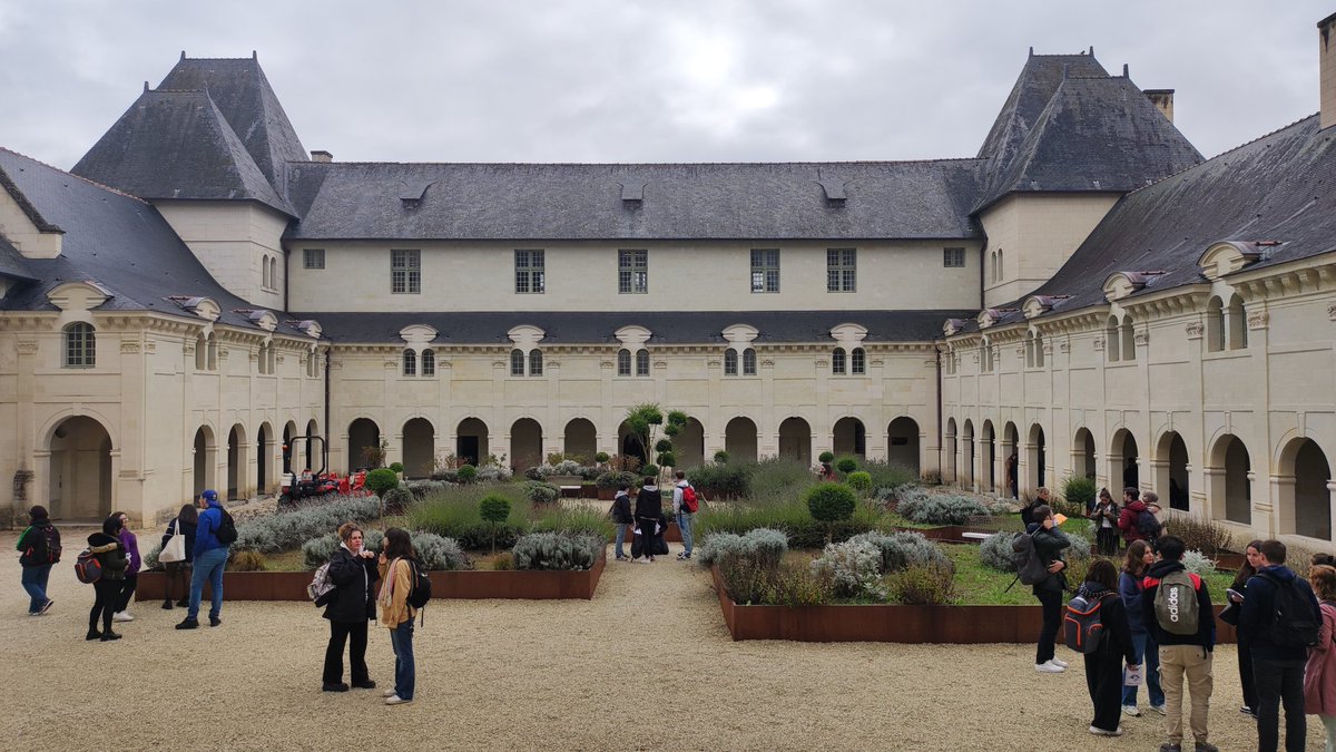 Journée académique EAC de l'Inspe de Nantes à l'abbaye de Fontevraud : conférence donnée à près de 400 étudiants sur le thème "Rencontrer et apprécier les œuvres architecturales dans le cadre de l'EAC : du Mont-Saint-Michel à Fontevraud, quels regards ?"