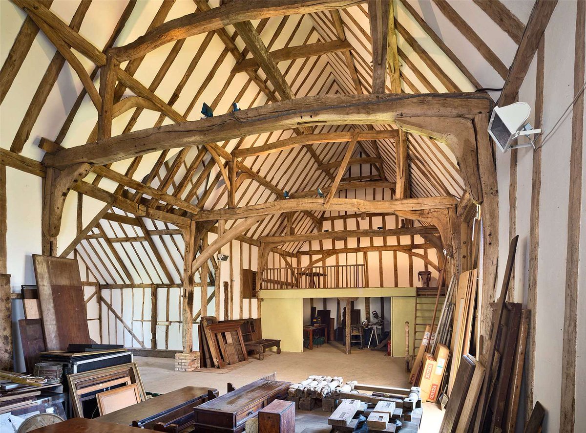 StacksProperty's tweet image. High House is a substantial country house with around 6,000 sq ft of accommodation, a 2-bed detached cottage, a traditional Suffolk barn &amp;amp; lovely gardens of over five acres. Close to Framlingham.

On with @Savills, guide £2 mil.

#suffolk #countryhouse #househunter #buyingagent