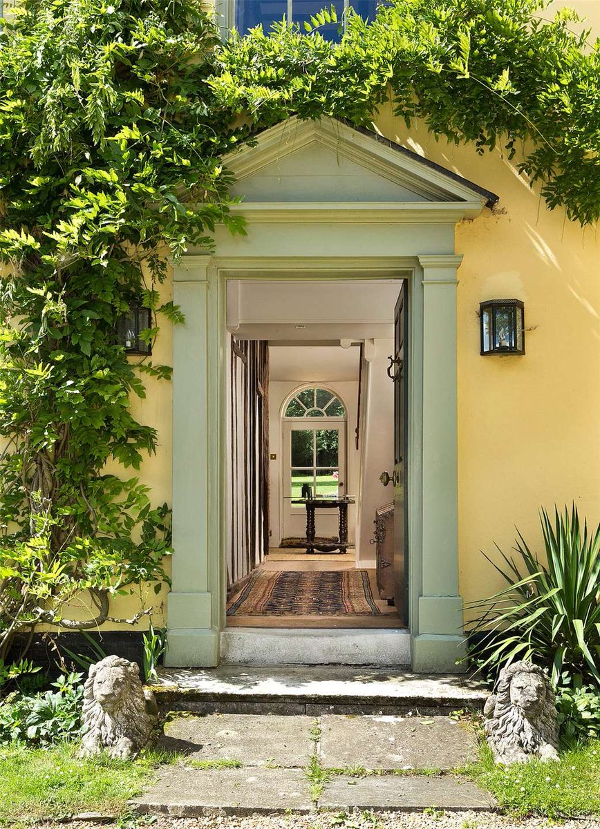 StacksProperty's tweet image. High House is a substantial country house with around 6,000 sq ft of accommodation, a 2-bed detached cottage, a traditional Suffolk barn &amp;amp; lovely gardens of over five acres. Close to Framlingham.

On with @Savills, guide £2 mil.

#suffolk #countryhouse #househunter #buyingagent
