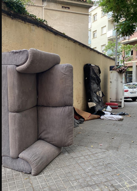 Cadenas90's tweet photo. @barcelona_010 De què serveix? Venen al cap de 2 dies, ho recullen, i al dia següent torna a haver-hi merda per avorrir https://t.co/QWSneuD6a2
