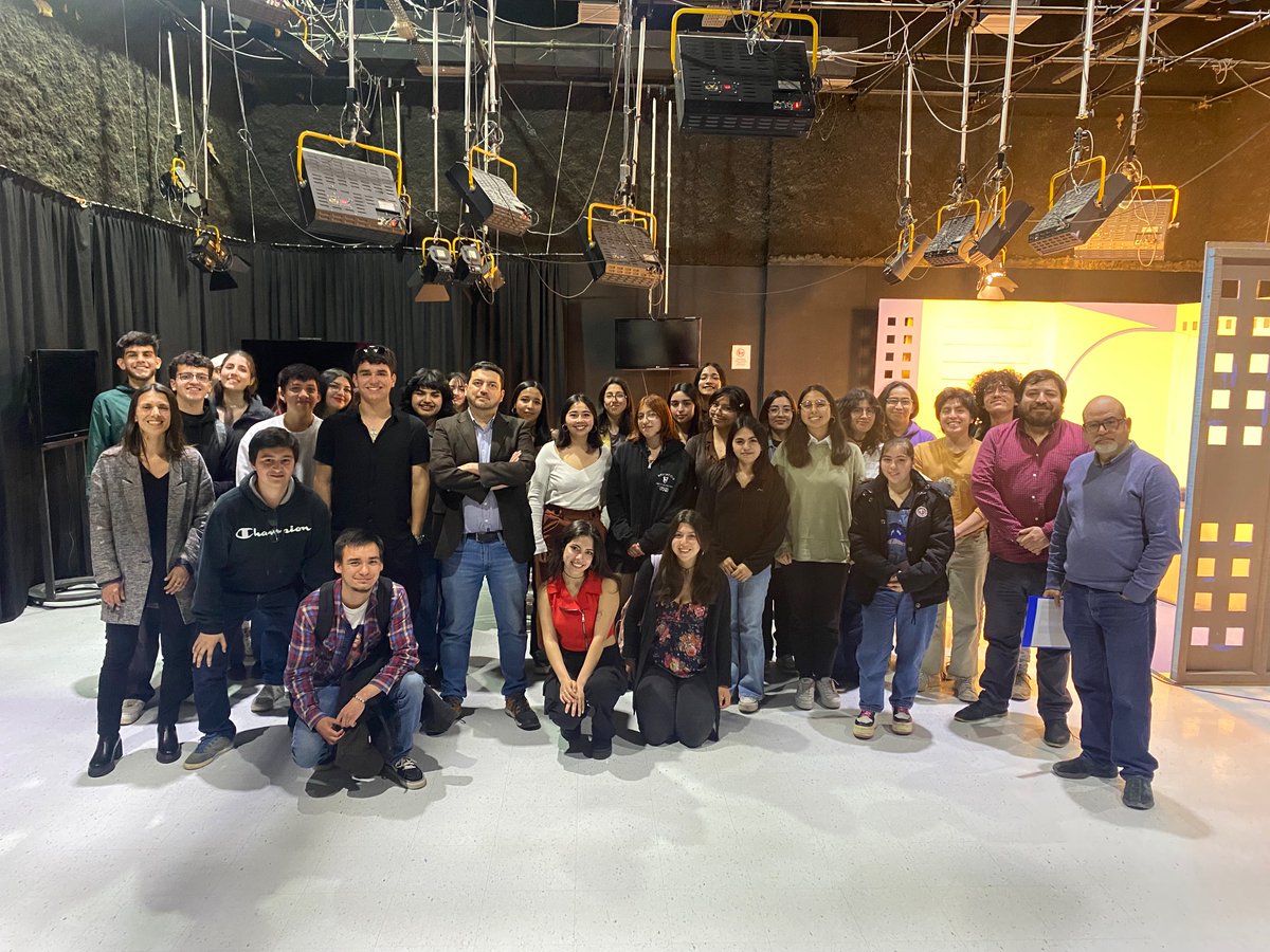 Estudiantes de segundo año escucharon atentos ayer al periodista y jefe de Prensa de Radio Bío Bío Concepción, Mauricio Gándara, <a href="/gandaramauricio/">Mauricio Gándara</a>, quien compartió sus experiencias y trayectoria, en una reflexiva conversación en torno al trabajo periodístico y sus desafíos.