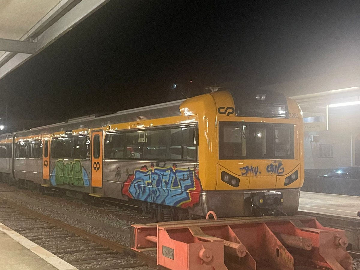◀️ Comboio CP 2240 renovada após revisão R2 🚆✨

▶️ Mesmo comboio, passado um mês, completamente grafitado🚆 🎨🖌️

🤦💰Quem defende que isto é arte urbana, não percebe o desperdício de recursos e esforço que é feito para manter a frota de comboios em bom estado para os utentes