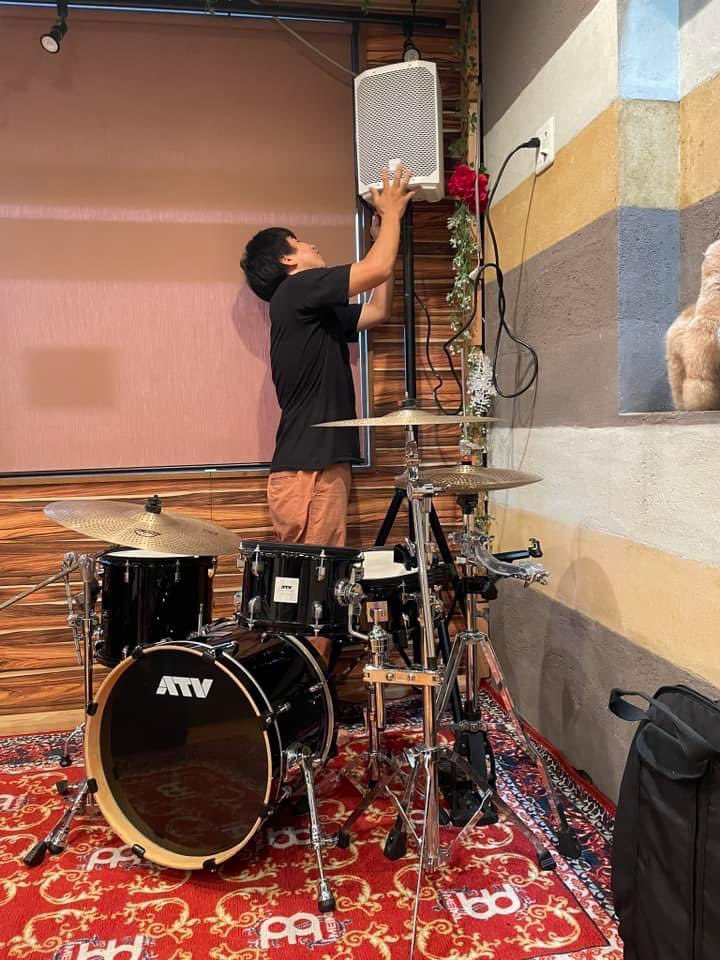 ENAZOUvocalist's tweet photo. Electro-Voice / EVERSE 8
坂本英三さんにオススメ
教えていただいたスピーカー。
爆音も出るし、よく飛ぶし、
軽量なうえ、Bluetoothで音源流して
ドラムもマイクも繋がって、PAはiPadでラクチン。Liveも弾き語りもレッスンも、ミニ発表会も、セミナーもこれ一本。
#ElectroVoice
#EVERSE8 https://t.co/f4KVRanQTc