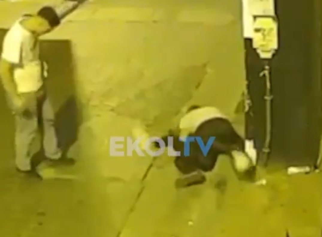 REZALETE BAKIN!

Burada şahıslardan biri genç kızın üzerine çıkmış. Neredeyse tecavüz edecek. Ve sokak ortasında, kimseden korkmadan, ulu orta yapıyor bunu. Neden? Daha önce defalarca yapıp serbest bırakıldığı için. Yine serbest kaldı. Şimdi yakalama çıkartmışlar. Eğer konu