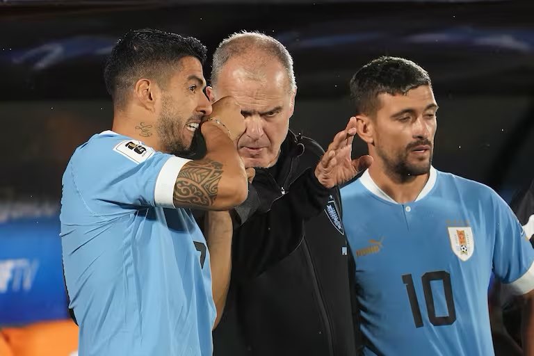 BielsaFrance's tweet photo. ⚔️ SUAREZ VS BIELSA, le clash qui secoue la sélection Uruguayenne 

Fraîchement retraité, Luis Suarez a ouvertement critiqué Marcelo Bielsa. 

Dans une longue interview donnée à @DSports, le légendaire attaquant allume. 

Morceaux choisis ⬇️ https://t.co/ntV0zqJk79
