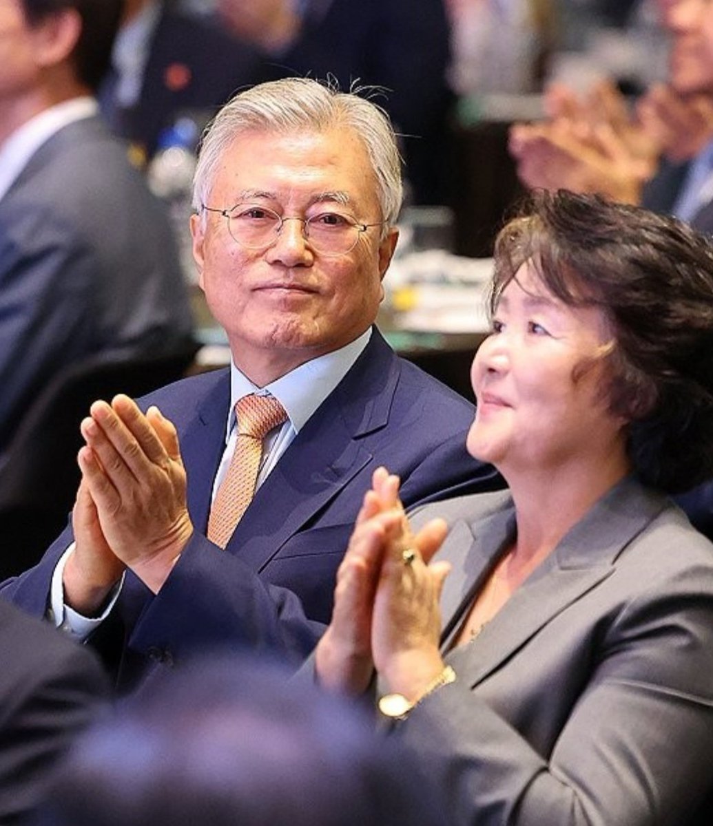 <10.4 남북정상 선언 기념식 참석하신 이니💙>
문재인 전 대통령은  “평화 대신 대결을 추구하는 정부가 또다시 국민소득을 후퇴시키는 현실을 목도하고 있다”며 “우리가 계속 평화로 나아갔다면 국민소득 4만불 시대가 이미 열렸을 것”이라고 말했다