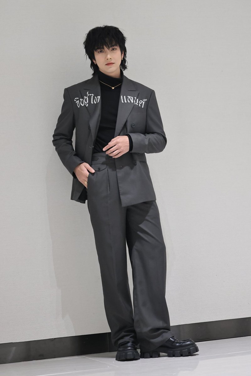elinayourluve's tweet photo. What do you guys love the most in this pic???

1. Turtleneck 
2. Pants
3. Shoes
4. Hairstyle 
5. Sth else

RT,QT AND REPLY WITH THE TAG!

BUILD WITH ISSUE THAILAND
#BuildInBIFW2024 
@JakeB4rever https://t.co/NQMeD6ou17