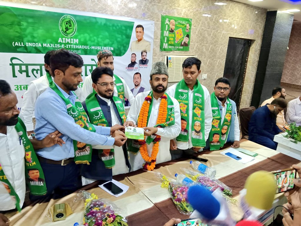 ShakirMohammed_'s tweet photo. बड़े फख्र, सौभाग्य, हर्ष और उल्लास की बात है कि JMM के केंद्रीय महासचिव अल्पसंख्यक मोर्चा, ऑल इंडिया माइनोरिटी सोशल वेलफेयर फ्रंट के केंद्रीय महासचिव,प्रसिद्ध समाजसेवी बाबर ख़ान साहब ने बैरिस्टर @asadowaisi साहब के राजनीतिक विचारधारा से प्रभावित होकर AIMIM की सदस्यता ग्रहण की। https://t.co/T6gjdn8uxn