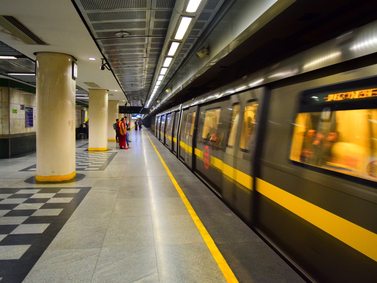 DDNewslive's tweet image. #DelhiMetro | To undertake the planned maintenance work at Vishwavidyalaya Metro station on the Yellow Line (Samaypur Badli – Millennium City Centre Gurugram), train services on the #YellowLine will be briefly regulated in the early morning of October 6 (Sunday) till 6:40 AM.