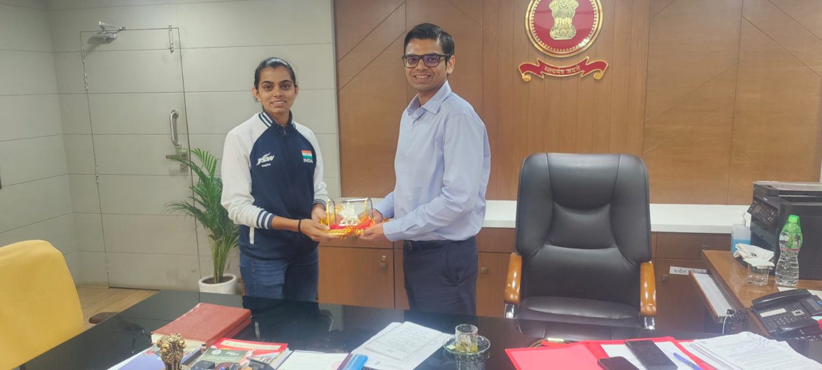 બનાસકાંઠા જિલ્લાના લાખણી તાલુકાના ઘાણા ગામના ભાવનાબેન ચૌધરી એ તાજેતરમાં પેરિસ ખાતે યોજાયેલ પેરાલિમ્પક રમતોત્સવમાં જેવલીન થ્રોમાં ફાયનલમાં પાંચમું સ્થાન મેળવી આંતરરાષ્ટ્રીય લેવલે જિલ્લાનું નામ રોશન કરવા બદલ તેઓને કચેરી ખાતે રૂબરૂ મળી વહીવટ તંત્ર વતી તેઓને શુભેચ્છા પાઠવી. <a href="/CMOGuj/">CMO Gujarat</a>