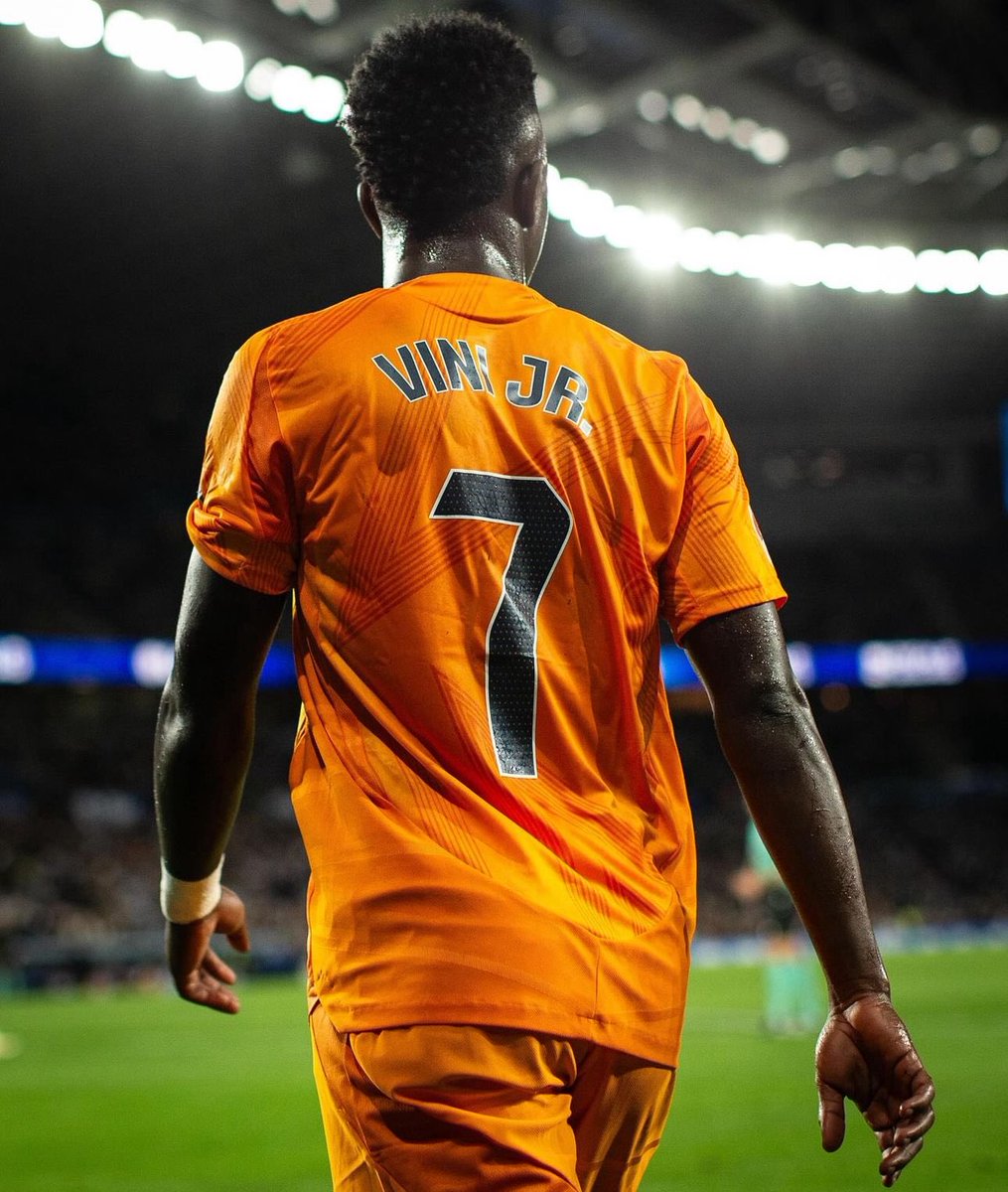 AlbicelesteTalk's tweet photo. 🗣️ Jose Luis Sanchez and Edu Aguirre: "Vinicius is better than Messi, and that’s the reality. In my opinion, they are comparable players, but they differ in dribbling. Vinicius relies more on speed, explosiveness. Vinicius does it along the line, on the wing, right in front of defenders, to escape from areas where there is practically no space. 

"In open space, Messi might have been cleaner with his dribbling, but Vinicius is more electric and has more escape routes in those areas."
@JLSanchez78 @EduAguirre7