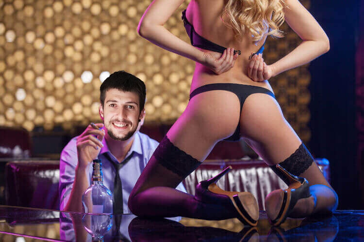 Collin_G_Wood's tweet photo. What a king - @IncrediblyBozza - having a bender at Kittens with @rohancct @turtlemagpies @tpag2702 @TheDak04 @TMELOMAGPIES @KMagpies @BaggersFlaggers @PossiblyGeorge @Macetrott #BozistheBuzz🐝🥕 #Kittens #Meoooow https://t.co/nfsua6SdIR