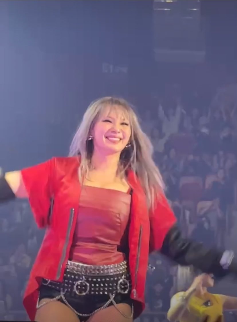4evachaelin's tweet photo. 2ne1 i don’t care
CL’s big ass smile🥹🥹🥹 she’s the happiest person alive today 🥹♥️♥️♥️

WELCOME BACK TOUR SEOUL day1
#투애니원_제일_잘_나가 #2ne1 #투애니원 
#WELCOMEBACK_2NE1 
#WELCOMEBACK_inSeoul https://t.co/JQQl2xsrwJ