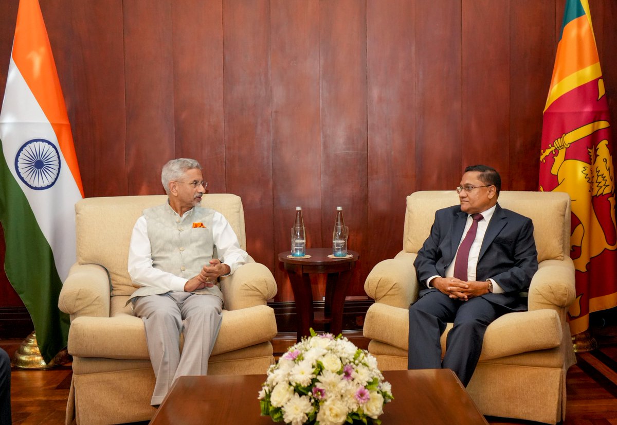MFA_SriLanka's tweet photo. Visiting External Affairs Minister of India Dr. S. Jaishankar holds talks with Foreign Minister Vijitha Herath

Read More: https://t.co/pA0EJ264UP

#DiplomacyLK  #lka https://t.co/ENFf3ZB29d