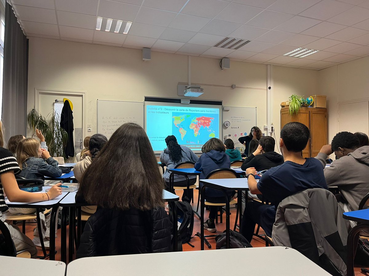 Ce matin, <a href="/SebastienRochat/">Sébastien Rochat</a> et <a href="/MaudMoussy/">Moussy Maud</a> ont repris le chemin de l'école pour assister au test de notre prochaine ressource #EducMediasInfo. Mais au fait, pourquoi on teste nos ressources avant de vous les proposer ? #Thread ⤵️