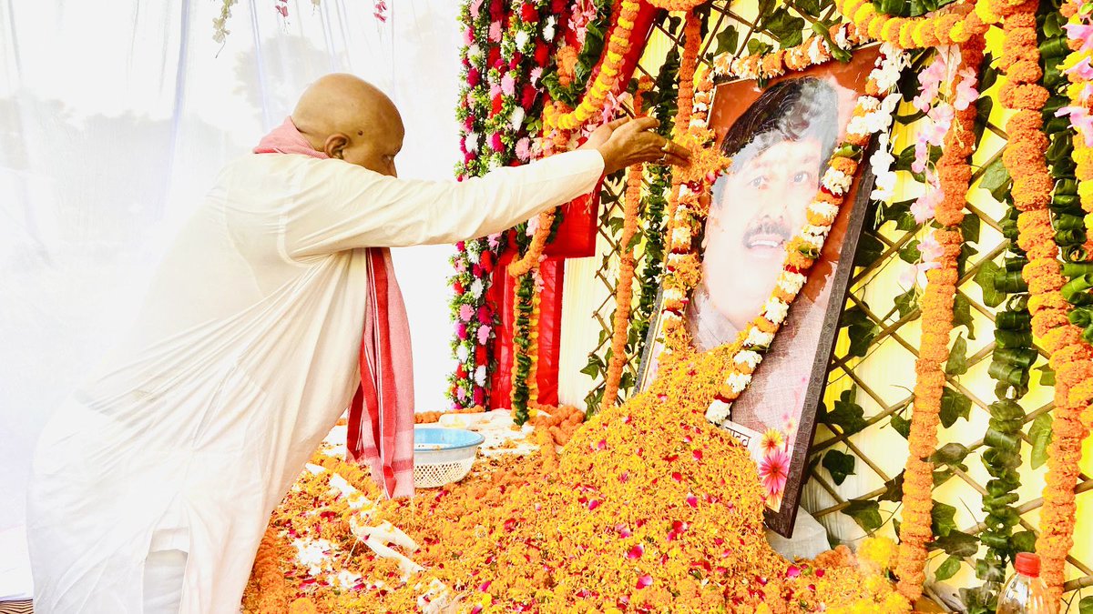 jairampandey312's tweet photo. असल में “संसद सदस्य” की ताक़त होती क्या है उसे अक्षरशः उपयोग करने वाले, जनपद के आम जनमानस की नज़र में पैरवी, विकास, सहयोग, आभामंडल में सर्वोच्चता का अंक अर्जित करने वाले मित्र स्व• भालचंद यादव जी की पाँचवी पुण्यतिथि अवसर पर उनके निज निवास भगता पहुँचकर श्रद्धा सुमन अर्पित किया|🙏🏻 https://t.co/EsAF7s371O