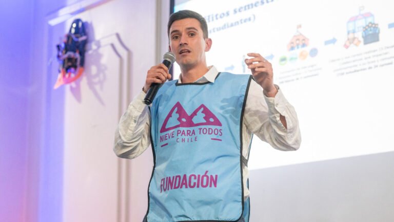 PDialogo's tweet photo. Vicente Reyes, fundador de Nieve para Todos: “Trabajamos lo socioemocional, porque es la base del ser humano”
https://t.co/jQ9ZSvRUPs https://t.co/FPpVX69TIp