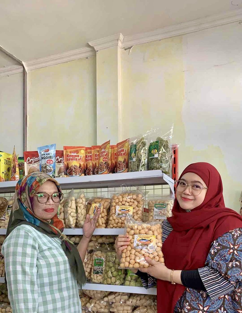 NellyUyey's tweet photo. Jumat (27/09), Nelly Safitri, Luhkan KuTim, di Poklahsar Usaha Mandiri Desa Benua Baru Ilir, Lapor Produksi Amplang Ikan Tenggiri selama 2 hari sebanyak 20kg ikan (40kg amplang), Harga jual 16rb-46rb/bks
#Luhlapor
#GiatLuhkanSatminkalTegal #KuTim #Produksi https://t.co/tqLdrQ5IRm
