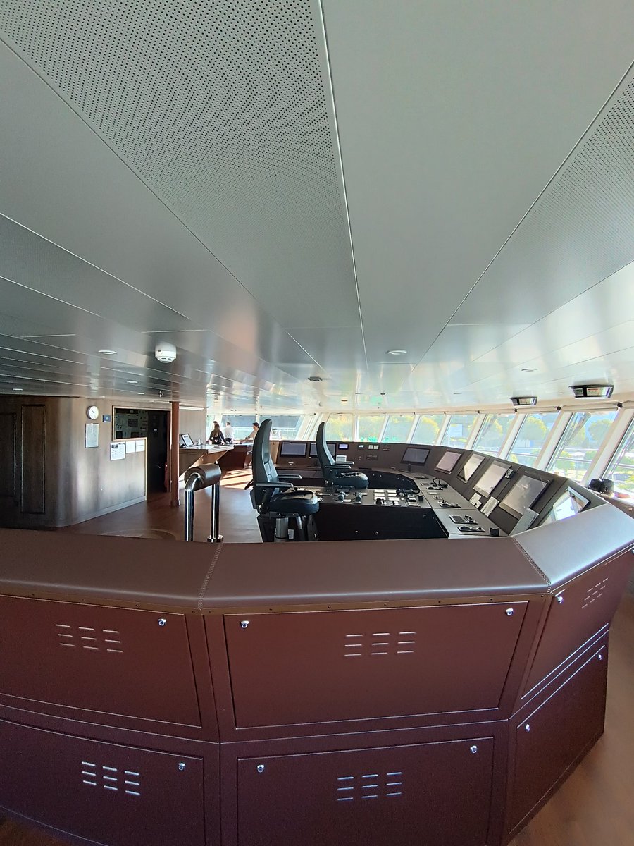 🚢Crucero ,World Navigator 🇵🇹, atracado en el #muelle de Delicias, <a href="/PuertoDeSevilla/">Puerto de Sevilla</a>, ahí os dejo un par de fotos de su puente de gobierno.
Salida  hoy a las 2030, por el paseo de <a href="/aytocoriario/">Ayto. Coria del Río</a> alrededor de las 2150, para los que se quieran acercar a verlo.😉