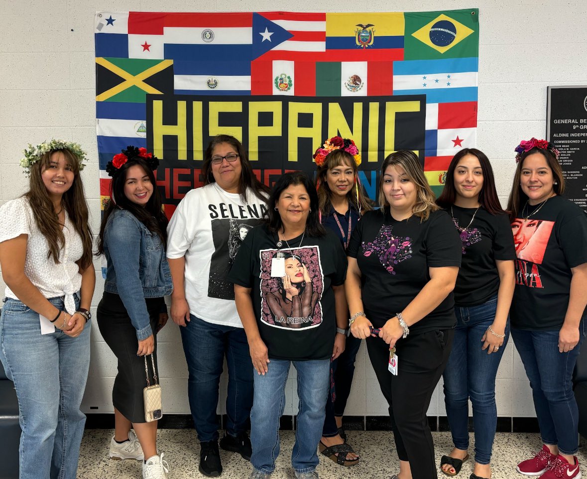 Davis9_AISD's tweet photo. 🌹Como la Flor Day🌹#HispanicHeritageMonth #sisepuede #selenaday https://t.co/gqvng2kfKM