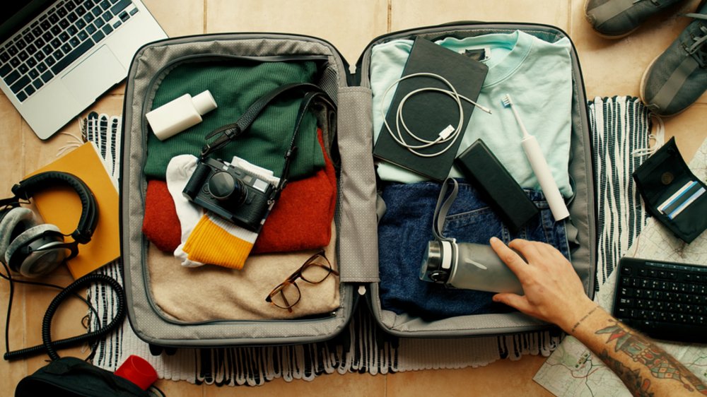 InternSleepOver's tweet photo. 5 Must-Have Essentials for Your Adults-Only Vacation:
Portable charger
Day-to-night outfits 
Travel-size toiletries 
Reusable water bottle 
Noise-canceling headphones 
#PACKLIGHT #TRAVEL #EET #BOOKNOW https://t.co/OLvlEzIA9I