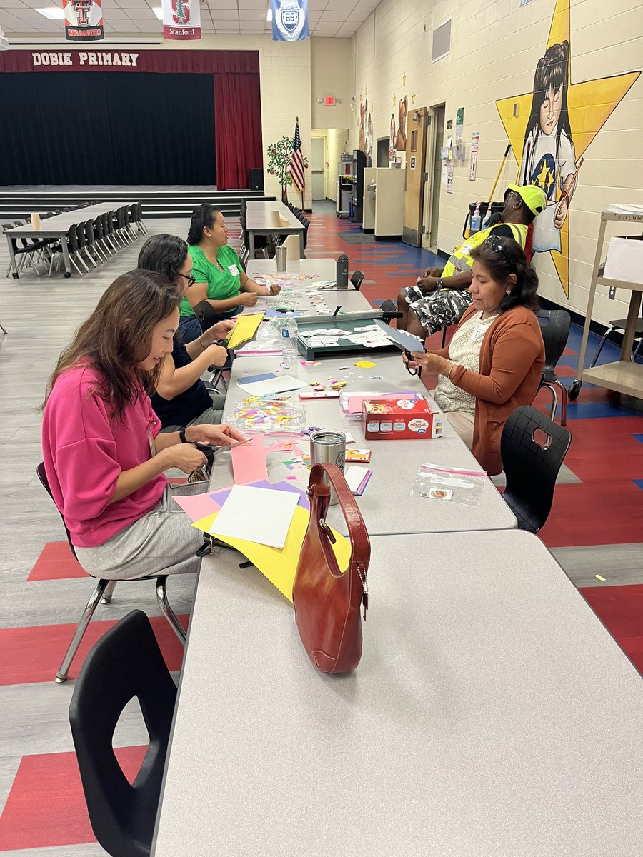 We are so thankful for the help from our parent volunteers! <a href="/KHprincipal/">Kirstyn Hart</a> <a href="/PaigeKorte1/">Paige Korte Arata</a>