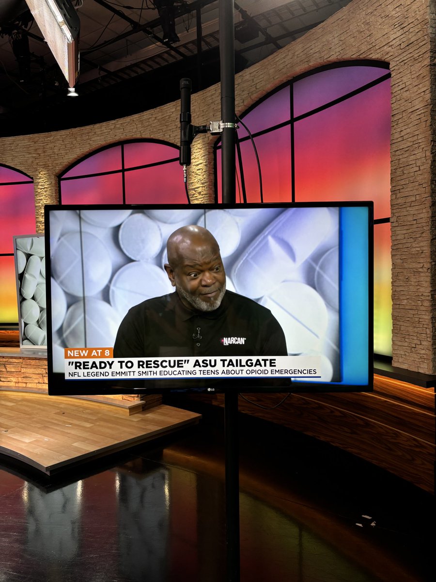 JenniferKeene's tweet photo. In AZ with @EmmittSmith22 and NARCAN. #readytorescue #layspraystay https://t.co/kbEEY403f6