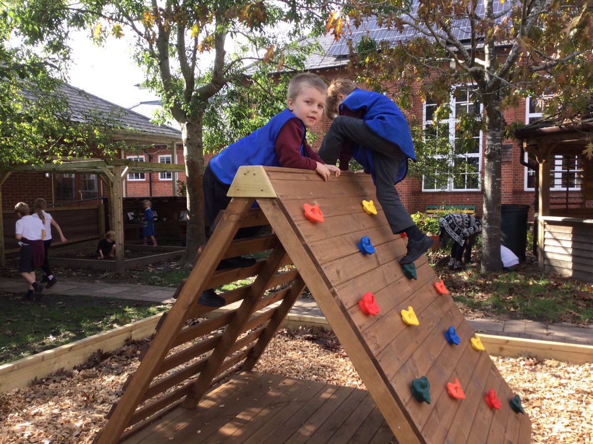 ThamesideSch's tweet photo. Year 1 have been great climbers today using their grip strength and co-ordination on the climbing crest! #eaglestps #hawkstps https://t.co/VeeR3yvmLD