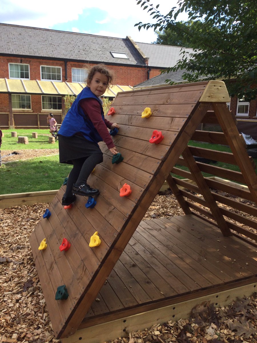 ThamesideSch's tweet photo. Year 1 have been great climbers today using their grip strength and co-ordination on the climbing crest! #eaglestps #hawkstps https://t.co/VeeR3yvmLD
