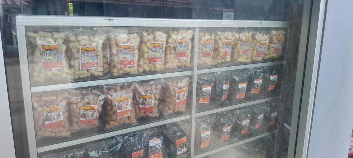 NellyUyey's tweet photo. Sabtu (14/09), Nelly Safitri, Luhkan KuTim, di Poklahsar To Duri Desa Sangatta Selatan, Lapor Produksi Amplang Original 2kg (75 bks), amplang bawang tiwai 1kg (30 bks), amplang batu bara 1kg (35 bks), Harga jual 13rb-16/bks #Luhlapor
#GiatLuhkanSatminkalTegal #KuTim #Produksi https://t.co/gwklBsBcaQ