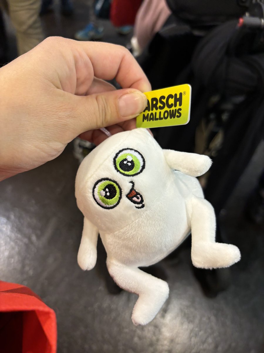 FrauStrunz's tweet image. Leute ich bin fertig! 😰
Mir ist auf solchen Messen einfach zu viel Publikumsverkehr. Dieser Geräuschpegel!!! Puh! 
Ich habe aber 2 „Arsch“-Mallows für die Mädels abgestaubt. Und ich habe kein Geld für überteuertes Fastfood ausgegeben! 👌#Spiel