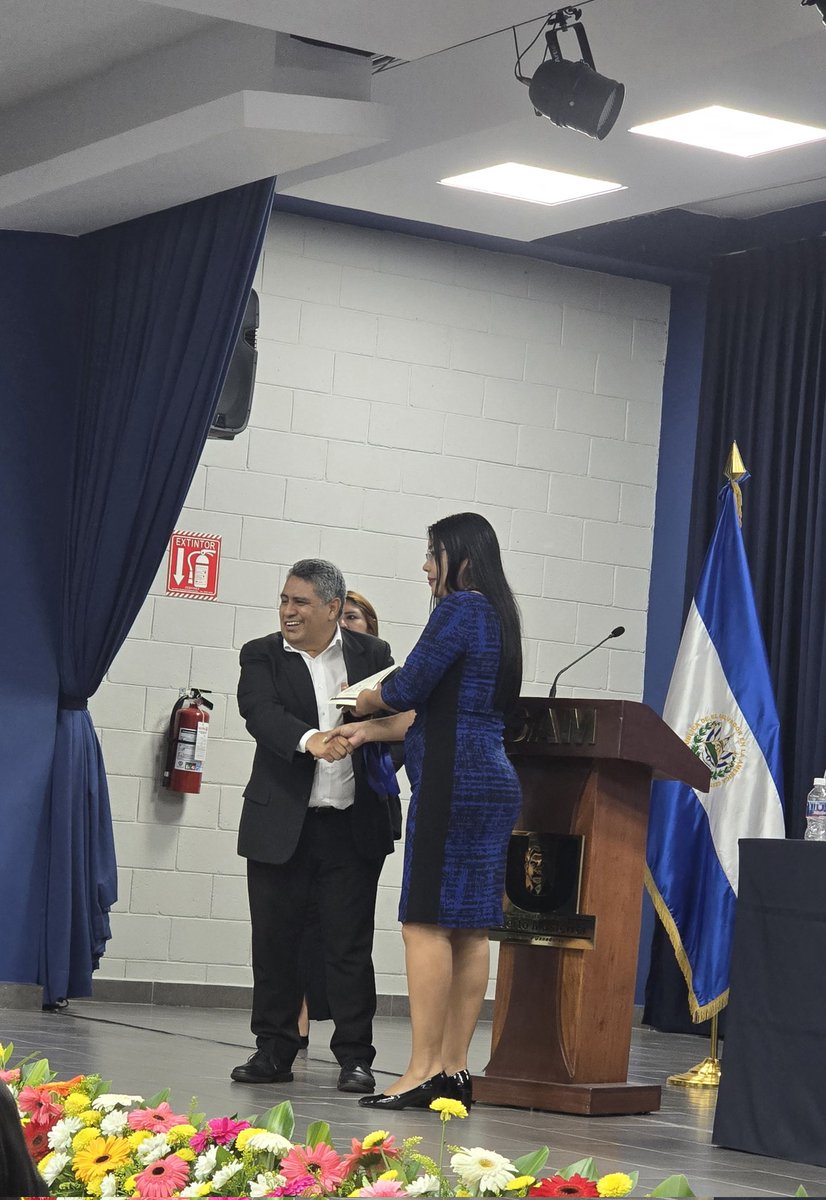 ASPROC's tweet photo. Diploma a Ing Henriquez ponente en #CONINFO 2024 en @usamelsalvador https://t.co/t699CVzEiC
