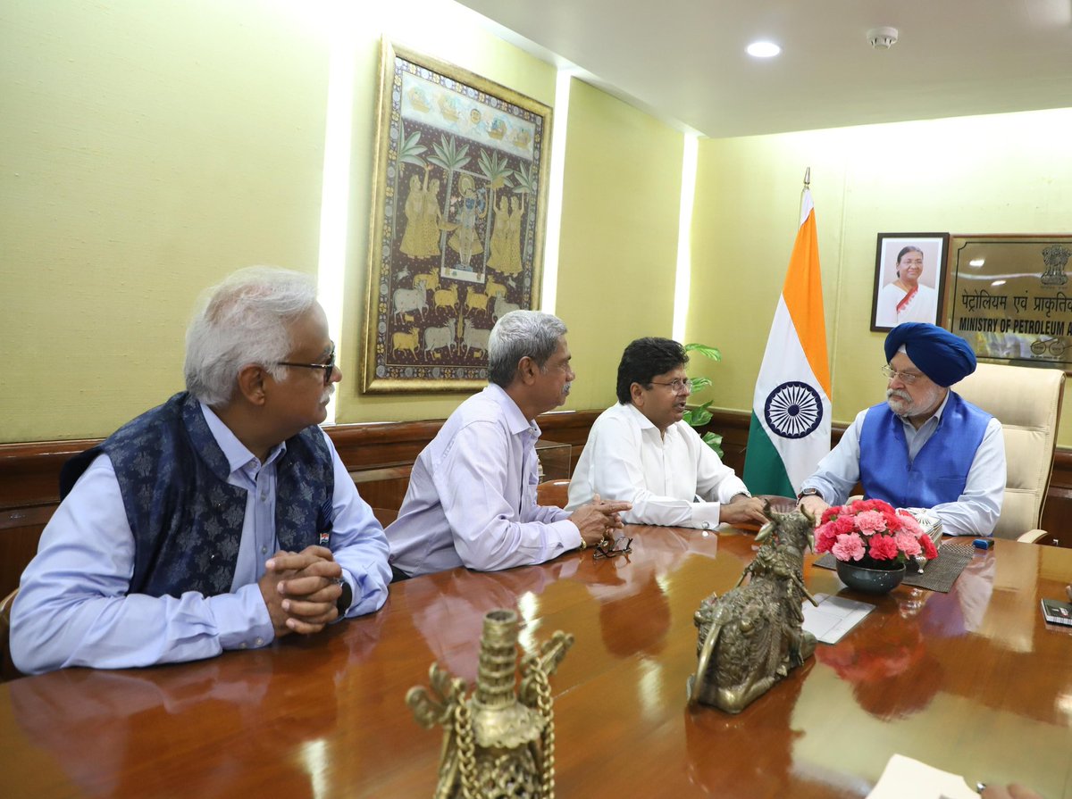 Met a delegation of All India Petroleum Dealers’ Association in my office today and was very happy to know that members of the association and our OMCs have decided to resolve their long pending court cases and disputes. This ensures meaningful association between the