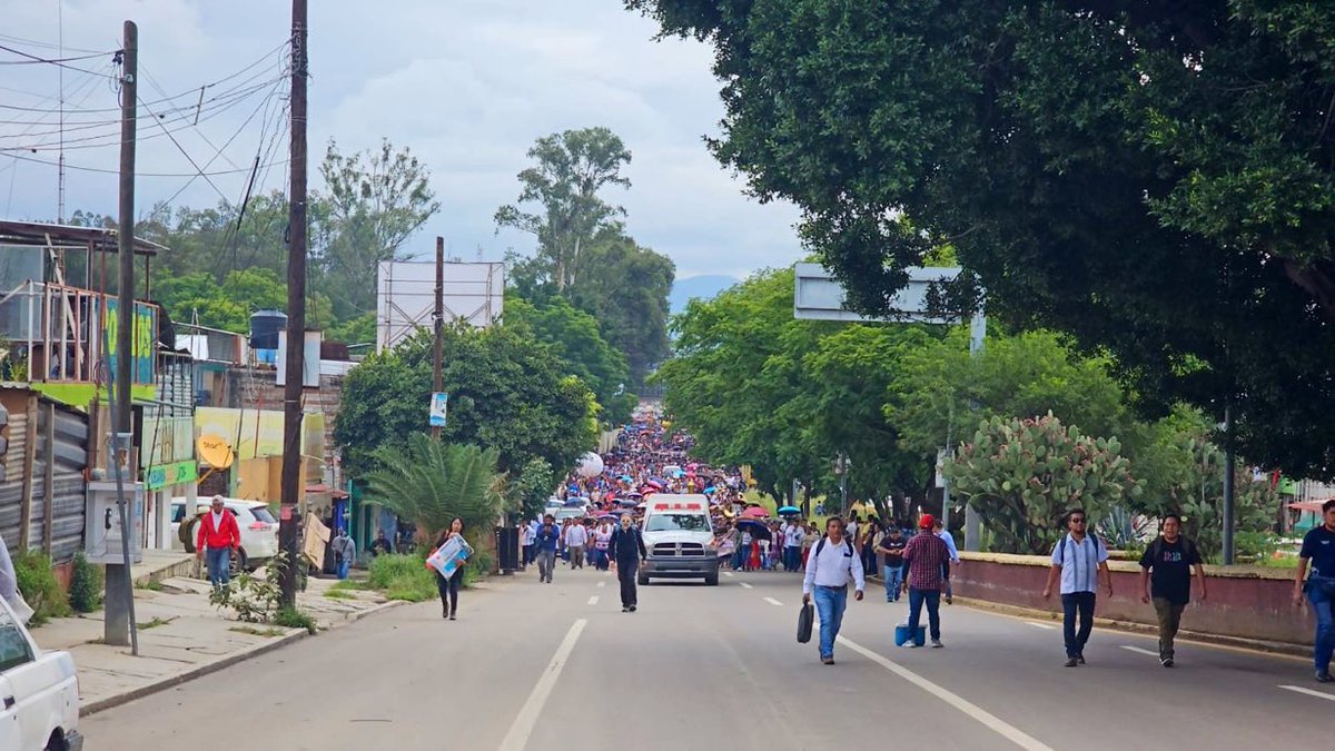 sofyvaldivia's tweet photo. Ⓜ️📺 #ReporteVial Avanza marcha de manifestantes sobre la carretera 190 a la altura del Mercado de Las Flores con destino al zócalo de la ciudad.

Tome como ruta alterna por la avenida Lázaro Cárdenas. #OaxacaDeJuárez https://t.co/MRH6Nyqkhw