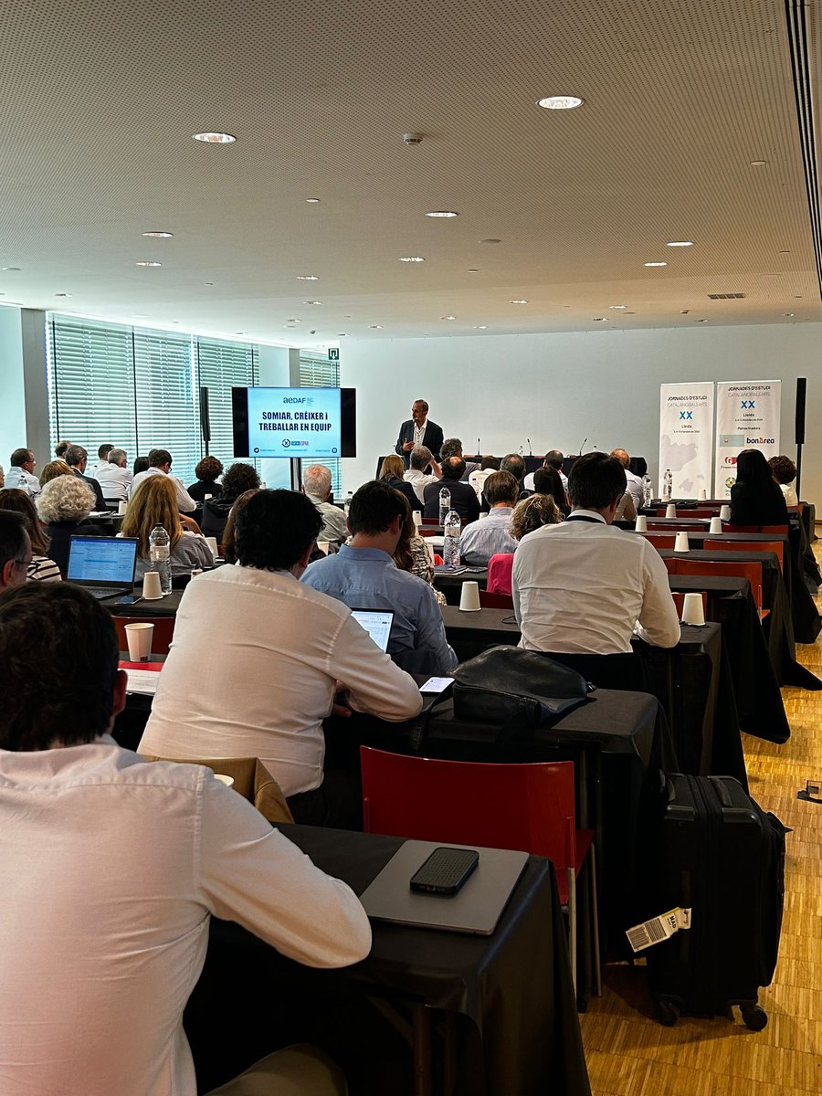 #XXJornadesdEstudiCatalanobalears
#SisenaPonència
🗣️ Hem rebut un bri d’inspiració de <a href="/xescoespar/">Xesco Espar</a> exentrenador del <a href="/FCBarcelona/">FC Barcelona</a> d’handbol, parlant sobre "Somiar, créixer i treballar en equip". 💡
Gràcies per la motivació i els consells!💪🏽