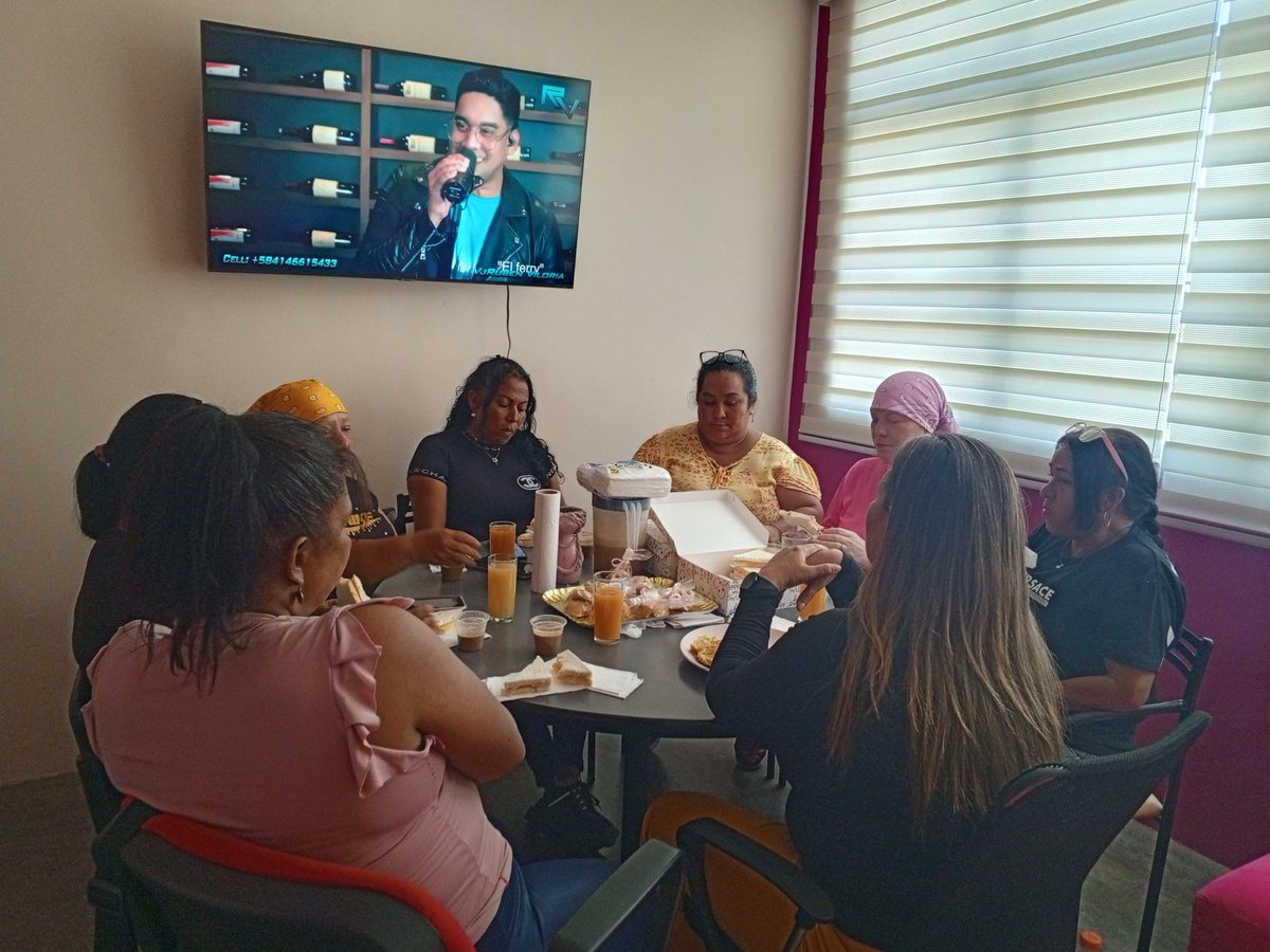 oritsy74's tweet photo. Compartimos una oración dándole gracias a Dios por estás mujeres maravillosas que Dios puso en mi camino, mujeres empoderadas al servicio de la Revolución.

#PuebloSonrienteYEnPaz

@NicolasMaduro @OviedoPSUV https://t.co/c3kClnurc5