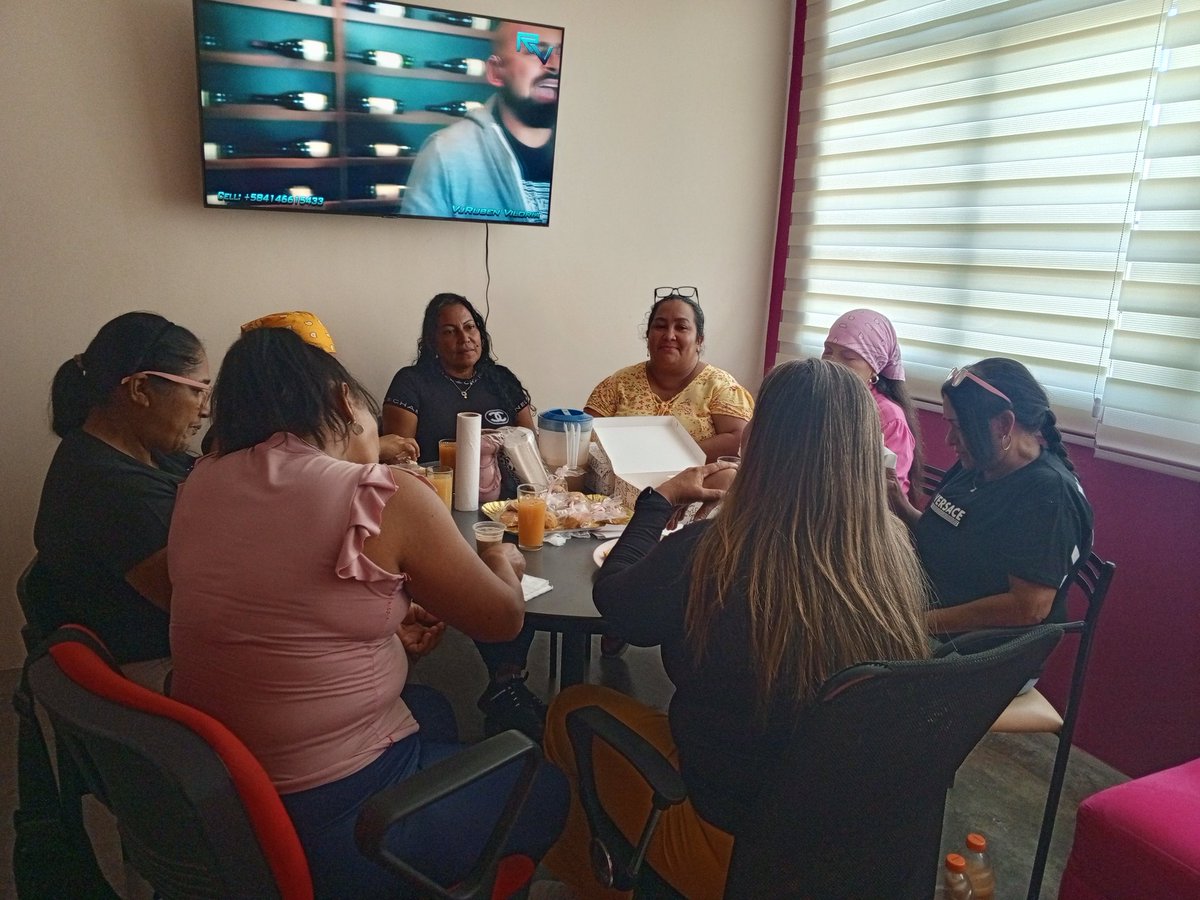 oritsy74's tweet photo. Compartimos una oración dándole gracias a Dios por estás mujeres maravillosas que Dios puso en mi camino, mujeres empoderadas al servicio de la Revolución.

#PuebloSonrienteYEnPaz

@NicolasMaduro @OviedoPSUV https://t.co/c3kClnurc5