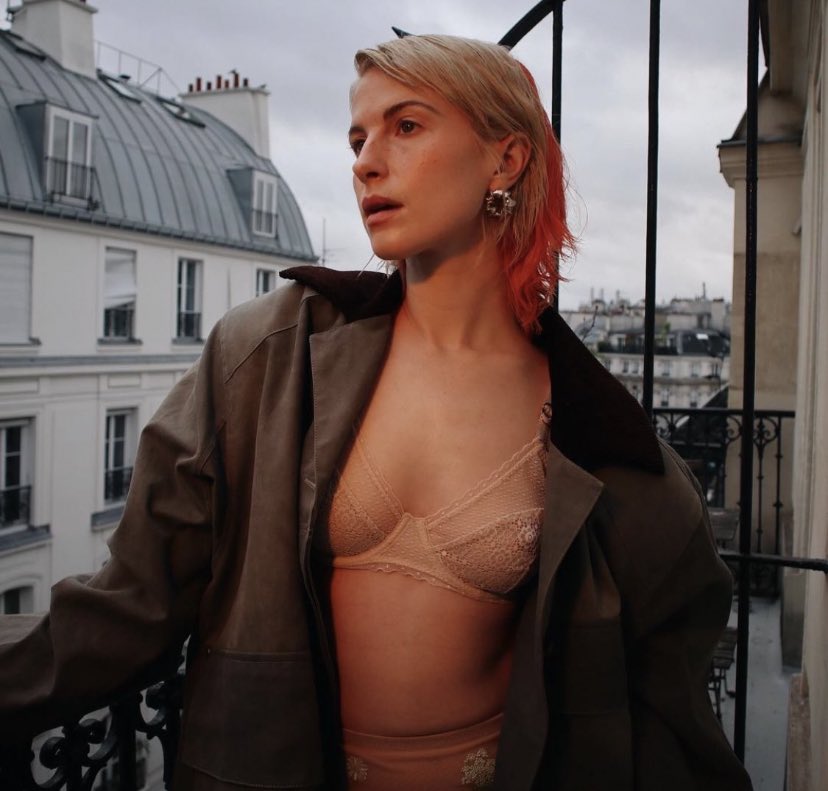 overthoselakes's tweet photo. 🚨HEARTBREAKING : New pictures of Hayley Williams just dropped, causing the fall of millions of lesbians all over the world. It could be one you know. Check on your lesbian friends. Spread the word💔 https://t.co/jOsEfMSzCf