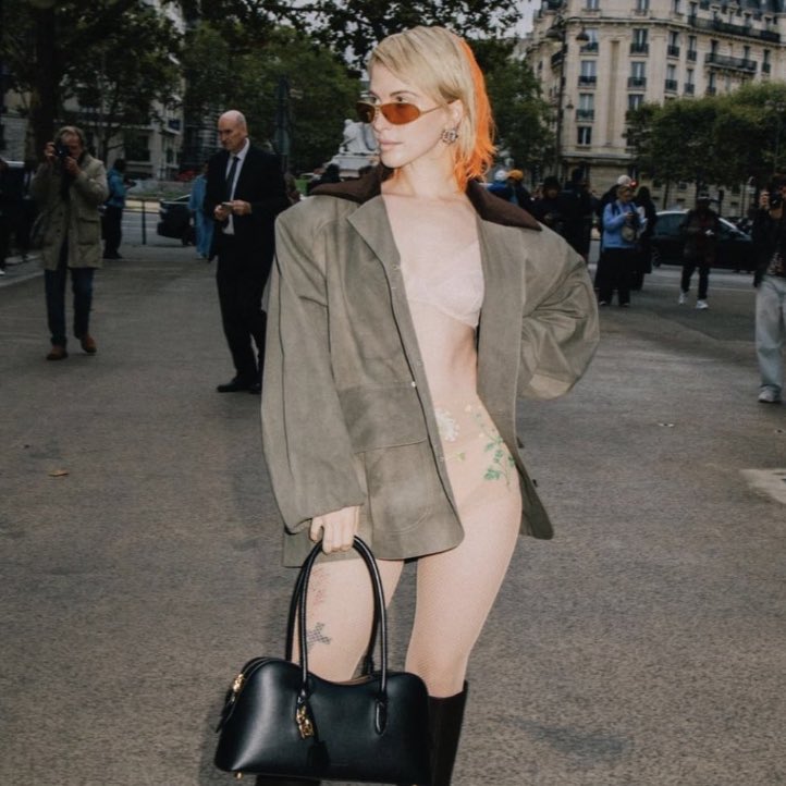 overthoselakes's tweet photo. 🚨HEARTBREAKING : New pictures of Hayley Williams just dropped, causing the fall of millions of lesbians all over the world. It could be one you know. Check on your lesbian friends. Spread the word💔 https://t.co/jOsEfMSzCf